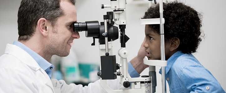 Imagem de uma consulta com oftalmologista